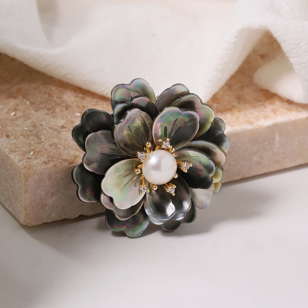 Natural Freshwater Pearls with White and Black Shell Flowers Brooches Women Fashion Jewelry Brooches Pearl Madam Gift