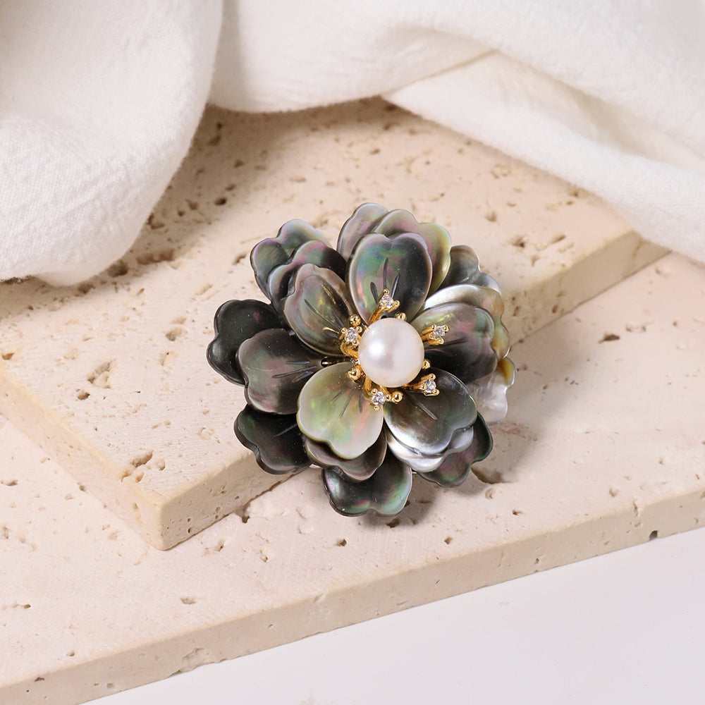 Natural Freshwater Pearls with White and Black Shell Flowers Brooches Women Fashion Jewelry Brooches Pearl Madam Gift