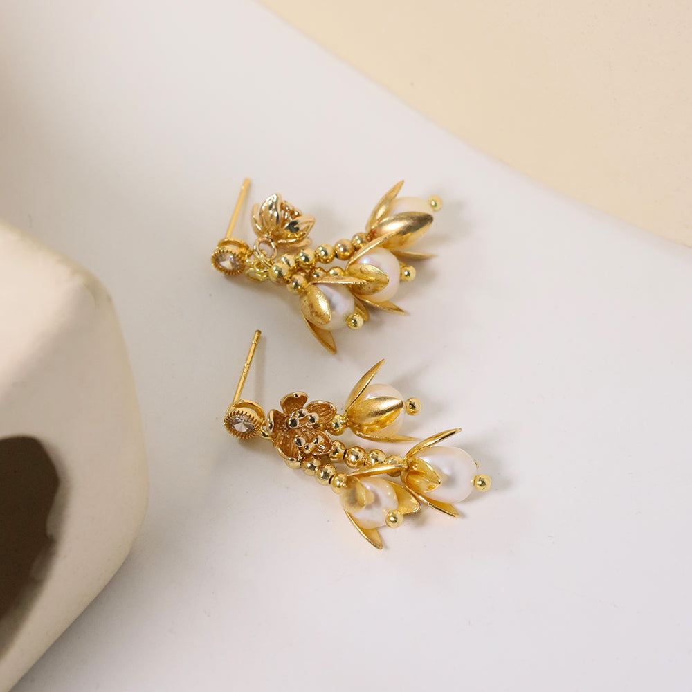 Natural Freshwater Pearls with Golden Flowers and Leaves Earrings for Women Korean Classic Vintage Fashion Jewelry Stud Earrings