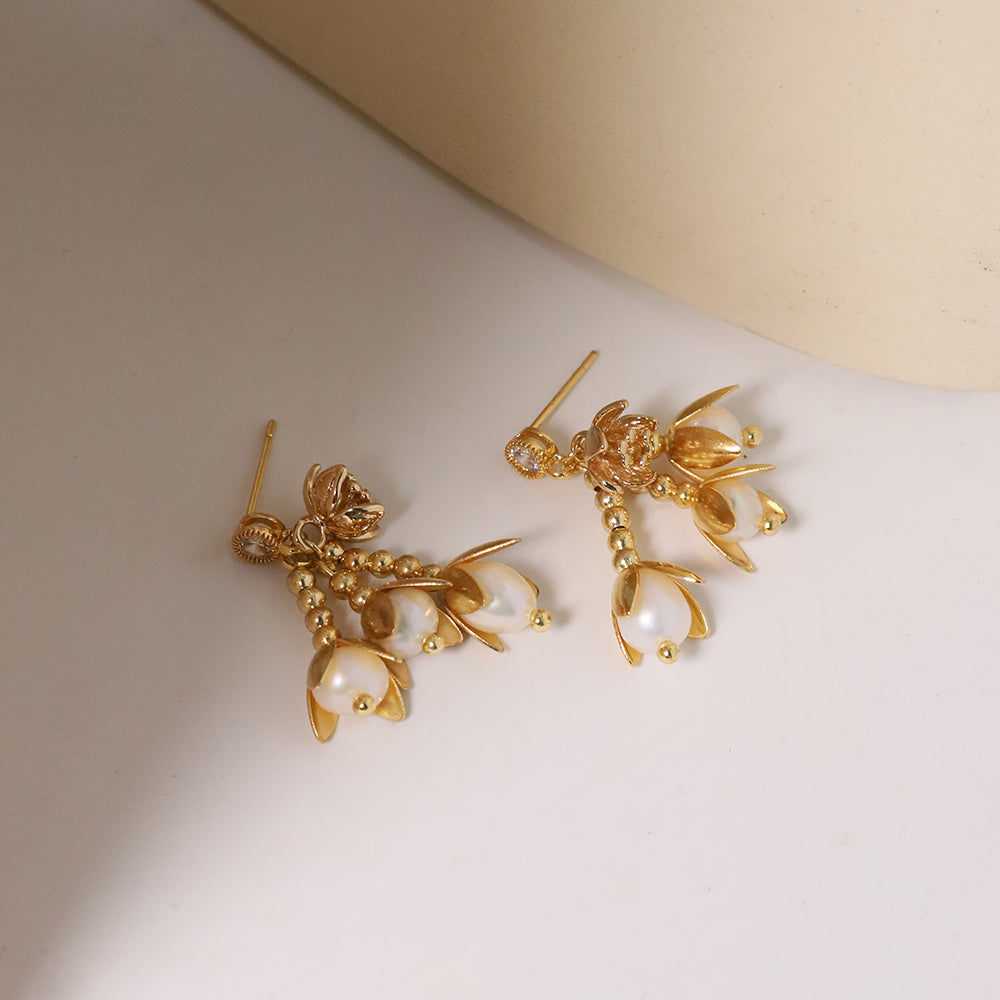 Natural Freshwater Pearls with Golden Flowers and Leaves Earrings for Women Korean Classic Vintage Fashion Jewelry Stud Earrings